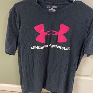 Loose under armour shirt size medium